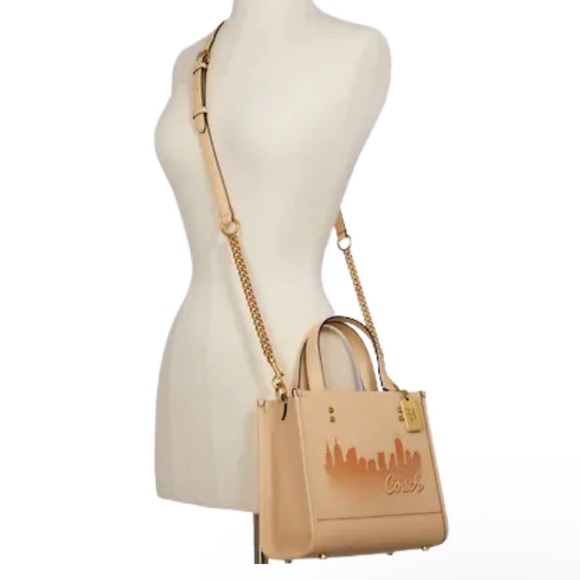🆕COACH X JENNIFER LOPEZ DEMPSEY TOTE 22 WITH NYC SKYLINE - Picture 1 of 11